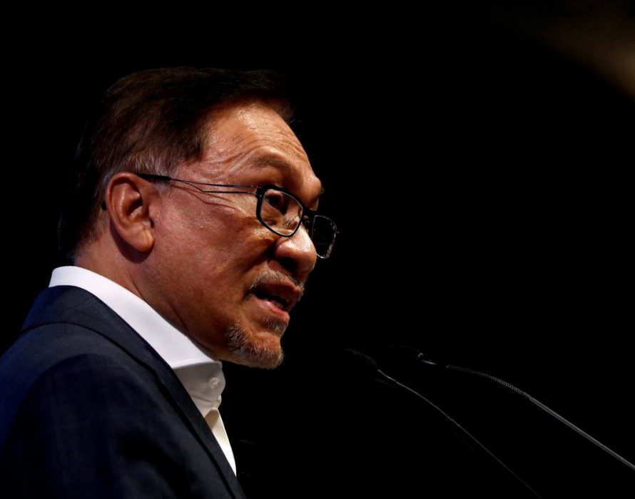 Anwar: Govt will focus on the service sector in Budget 2023