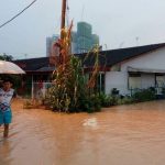 Good samaritans help clean up homes of flood victims in Kuala Selangor