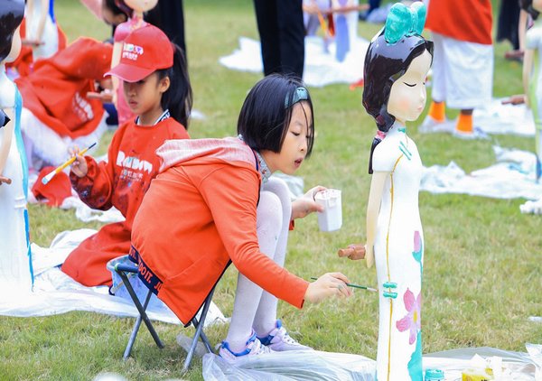 Fifty students are drawing pictures of what they imagine to be Qipao dolls