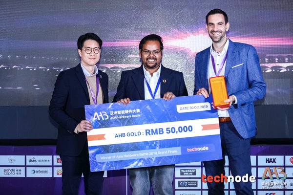 NemoCare’s co-founder Manoj Sanker accepting the AHB Gold Award (Image Credit: TechNode)