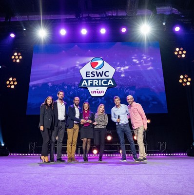 inwi team receiving the "Africa Gaming Award"