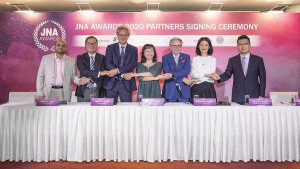 Partners gathered to show support for the JNA Awards 2020. In the picture: L2: Peter Suen, Executive Director of CTF; R2: Caroline Yuan, Vice President of SDE; R3: Kenneth Scarratt, Consultant of DANAT; R1: Simon Chan, Co-Founder, Member of the Board and Executive Vice President of CGE; L1: Abhishek Parekh, Executive Officer of KGK Group; accompanied by David Bondi, Senior Vice President - Asia of Informa Markets and Letitia Chow, Chairperson of the JNA Awards