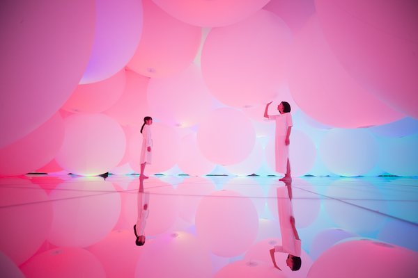Expanding Three-Dimensional Existence in Transforming Space – Flattening 3 Colors and 9 Blurred Colors, Free Floating