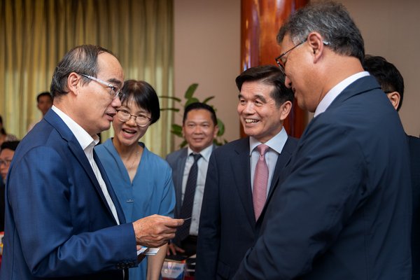 A group of Korean experts exchanged their experience with HCMC leaders A group of Korean experts exchanged their experience with HCMC leaders