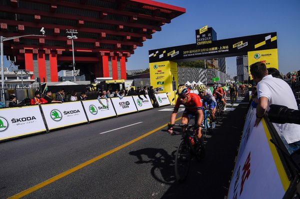 World-class cyclist came to 2019 Tour de France Shanghai. Vincenzo Nibali led the peloton at the 1st sprint point.