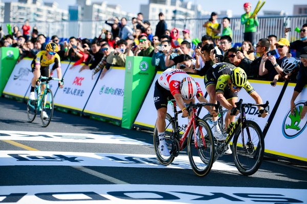 Caleb Ewan (second on the right), champion of 2019 Tour de France Shanghai, ahead of Matteo Trentin (first on the right) at the finish line. Steven Kruijswijk (first on the left) was the 2nd runner up.