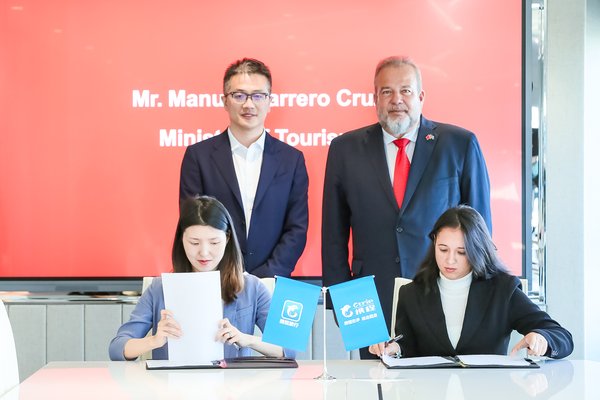 Trip.com Group CMO Sun Bo (back, left) and Cuban Minister of Tourism Manuel Marrero Cruz (back, right) witnessed the signing of the agreement. Trip.com Group CMO Sun Bo (back, left) and Cuban Minister of Tourism Manuel Marrero Cruz (back, right) witnessed the signing of the agreement.