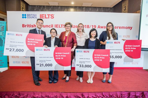 From left to right: IELTS Prize 2018/19 winners Nicholas Tan Hao Yu (local 2nd Prize winner), Nadia Izzati binti Zamri (local 3rd Prize winner), British Council Director Malaysia Sarah Deverall, British Council Cluster Commercial Manager Samantha Smith, Joanne Loo YingJia (local 1st Prize winner), and Praveena Mahadevan (regional 2nd Prize winner).