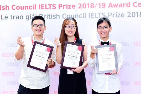Three Vietnamese excellent candidates received local IELTS Prize 2018/19 Three Vietnamese excellent candidates received local IELTS Prize 2018/19
