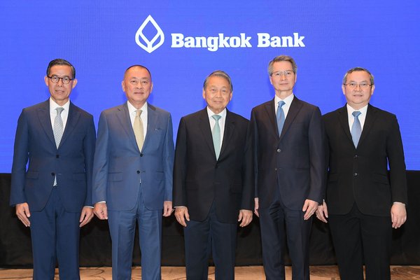 Bangkok Bank’s senior executives, led by Deja Tulananda (center), Executive Chairman; Chansak Fuangfu (2nd left),Executive Director and Senior Executive Vice President; Charamporn Jotikasthira (2nd right), Executive Director; Chaiyarit Anuchitworawong (far right), Senior Executive Vice President; and Thaweelap Rittapirom (far left), Executive Director and Executive Vice President, announced the bank’s plan to acquire Indonesia’s Bank Permata. Bangkok Bank’s senior executives, led by Deja Tulananda (center), Executive Chairman; Chansak Fuangfu (2nd left),Executive Director and Senior Executive Vice President; Charamporn Jotikasthira (2nd right), Executive Director; Chaiyarit Anuchitworawong (far right), Senior Executive Vice President; and Thaweelap Rittapirom (far left), Executive Director and Executive Vice President, announced the bank’s plan to acquire Indonesia’s Bank Permata.