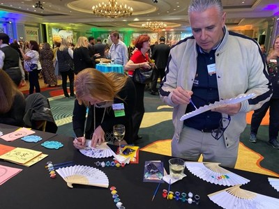 Guests are trying to draw Chinese folding fan at the Beijing cultural & tourism interactive experience zone. Guests are trying to draw Chinese folding fan at the Beijing cultural & tourism interactive experience zone.