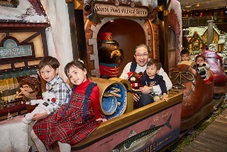 Mr Raymond Chow, Executive Director of Hongkong Land, joined with the villagers from Santa Paws Village to enjoy Santa Paws’ magical market in celebrating all the festive sentiments of the holiday period.