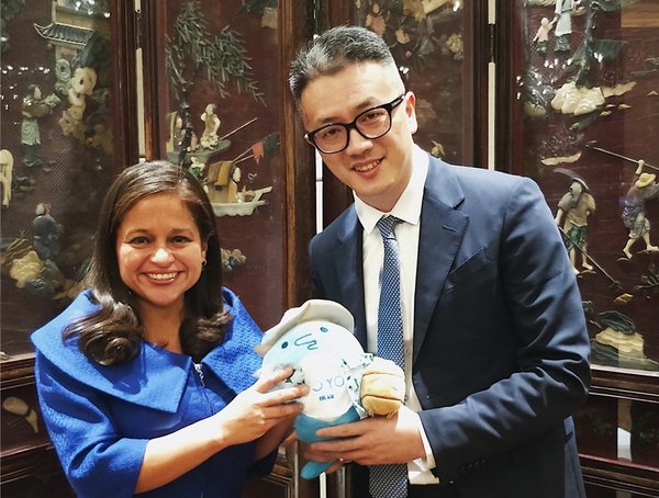Trip.com Group CMO Sun Bo (right) presents memorable souvenirs to El Salvador's Minister of Tourism Morena Ileana Valdez Vigil