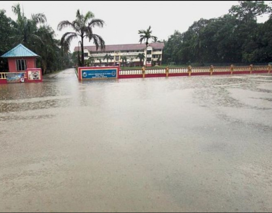 Flash flood hits Teluk Intan, 2 PPS opened
