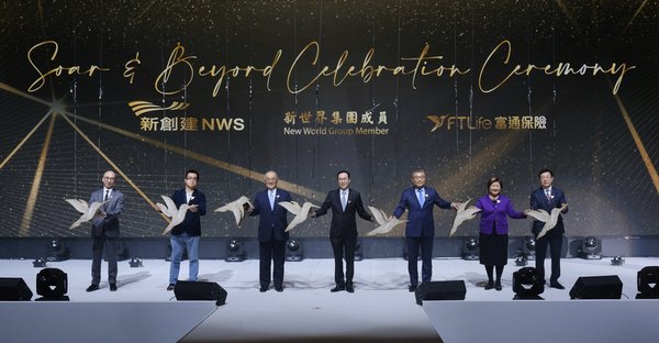 NWS' Chief Executive Officer Eric Ma (middle), Executive Director Brian Cheng (second from left), Executive Director Gilbert Ho (first from left), FTLife's Vice-Chairman Fang Lin (third from right), Chief Executive Officer Gerard Yang (first from right), together with Dr. Moses Cheng (third from left), Chairman of the Insurance Authority, and Carol Hui (second from right), Executive Director (Long Term Business) of the Insurance Authority, presided over the opening ceremony of launch event.