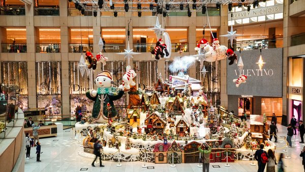 Nestling under snow-dusted Reindeer Mountain, Santa Paws Village is immersed in centuries of Christmas tradition. The township is the home to more than 90 hand-crafted village characters, gathered together to enjoy Santa Paws’ magical market in celebrating all the festive sentiments of the Christmas period.