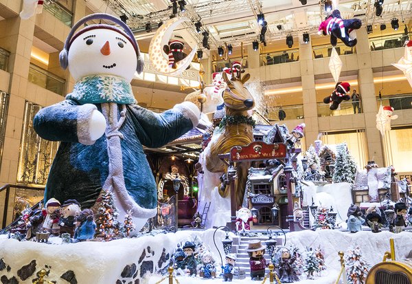 A 4.5-metre-tall snowman officially joins the Santa Paws Villagers at LANDMARK wishing a Merry Christmas to all while customers can enjoy a self-operating train ride that will take you through the village to enjoy the snowy scenery up close with the festive atmosphere, while celebrating the spirit of Christmas, spreading good wishes and the joy of giving.