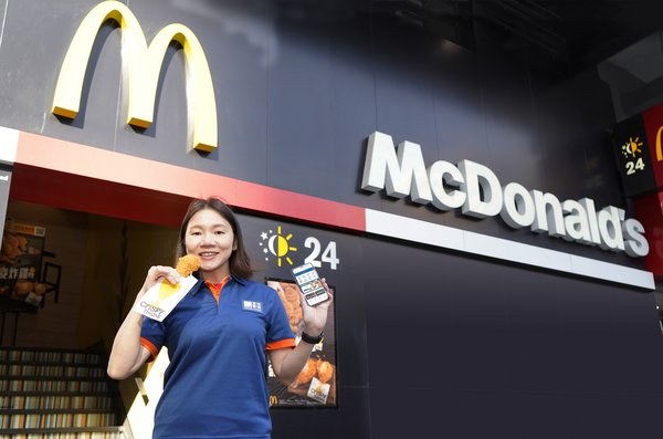 HKBN Co-Owner and Chief Marketing Officer – Residential Services, Elinor Shiu, enjoys McDonald’s Hong Kong’s fabulous special offer to HKBN customers – the all new Crispy Thighs! HKBN Co-Owner and Chief Marketing Officer – Residential Services, Elinor Shiu, enjoys McDonald’s Hong Kong’s fabulous special offer to HKBN customers – the all new Crispy Thighs!