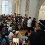 Najib performs ‘sumpah laknat’, media heckled by crowd (full story)