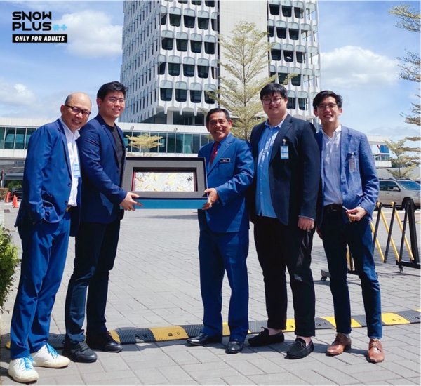 Chief Secretary General of Domestic Trade and Consumer Affairs Ministry, Datuk Muez Abd Aziz with SNOWPLUS team Chief Secretary General of Domestic Trade and Consumer Affairs Ministry, Datuk Muez Abd Aziz with SNOWPLUS team