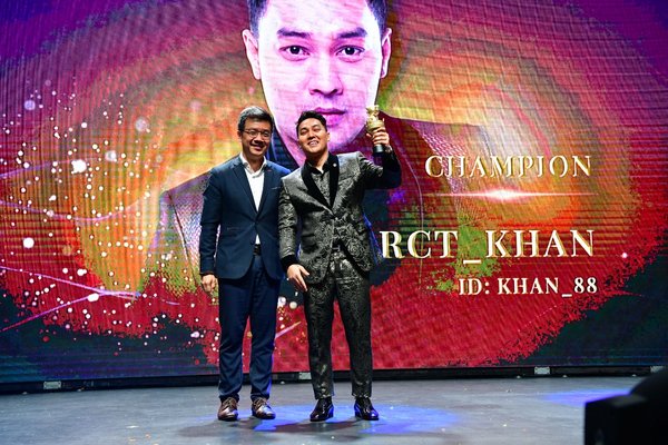 RCT_Khan seen here receiving the coveted Top Global Broadcaster award, presented by Guest of Honour, Howie Lau, Chief Industry Development Officer at IMDA, Singapore.