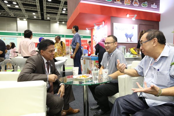 YBhg. Dato' Dr. Quaza Nizamuddin, Director General of the Department of Veterinaty Services (DVS) [Seated: Far Left] visited Livestock Malaysia in 2018 edition.