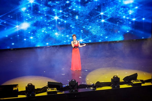 Huong Anh seen performing a Vietnamese song in front of a global audience, adding both diversity and culture to the glamourous evening. Huong Anh seen performing a Vietnamese song in front of a global audience, adding both diversity and culture to the glamourous evening.
