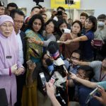 Dr Wan Azizah offers Momota madu kelulut for speedy recovery