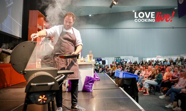 Chef Miguel Maestre wows the audience live on stage at Love Cooking Live! Chef Miguel Maestre wows the audience live on stage at Love Cooking Live!