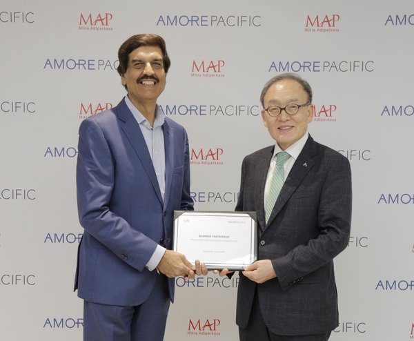 Amorepacific Group Signs A Business Partnership With MAP Dong-hyun Bae, President of Amorepacific Group (Right), V.P Sharma, CEO of MAP(Left) Amorepacific Group Signs A Business Partnership With MAP Dong-hyun Bae, President of Amorepacific Group (Right), V.P Sharma, CEO of MAP(Left)