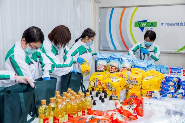 Volunteers from the Hang Lung As One Volunteer Team help package the health and food kits Volunteers from the Hang Lung As One Volunteer Team help package the health and food kits