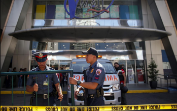 About 30 people held hostage at a mall in Manila