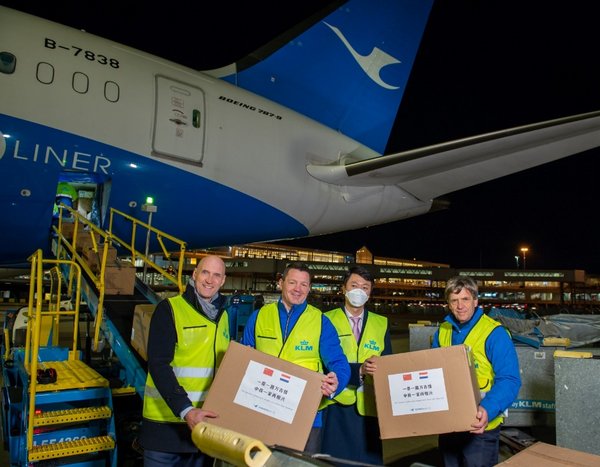 KLM’s CEO was accompanied by Ernst Kuipers, Chairman of the Boards of Erasmus MC and the Dutch Network for Acute Medical Care (Landelijk Netwerk Acute Zorg – LNAZ), and Brinio Veldhuijzen van Zanten of KLM Health Services. KLM’s CEO was accompanied by Ernst Kuipers, Chairman of the Boards of Erasmus MC and the Dutch Network for Acute Medical Care (Landelijk Netwerk Acute Zorg – LNAZ), and Brinio Veldhuijzen van Zanten of KLM Health Services.