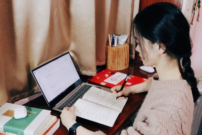 MA student Yuan Lisha takes notes during the online course