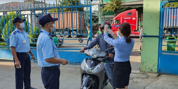 Saigon Food checks the temperature of employees and customers at the entrance of the Company