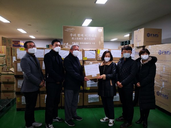 Hur nam se (the third from the left), Chief Advisor of YOSUN Industrial Development Group for Korea is representing Fosun Foundation to deliver the supplies to the Seoul Metropolitan Government. Jung Jinsook (the third from the right), the head of Infectious Diseases Response Team from Disease Control Division of Public Health Bureau, Seoul Metropolitan, attended the ceremony and accepted the donations. Hur nam se (the third from the left), Chief Advisor of YOSUN Industrial Development Group for Korea is representing Fosun Foundation to deliver the supplies to the Seoul Metropolitan Government. Jung Jinsook (the third from the right), the head of Infectious Diseases Response Team from Disease Control Division of Public Health Bureau, Seoul Metropolitan, attended the ceremony and accepted the donations.