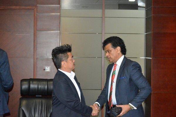 Mr Sim Choo Kheng (left) with Dr. Parakrama Dissanayake, Chairman of Elpitiya Plantations PLC (right)