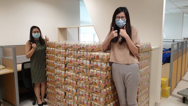 Yeo’s is delivering 75,000 cans of H2O to the Alliance of Guest Workers’ Outreach and 120,000 cans of nutrition drinks to migrant workers receiving treatment at hospitals in Singapore to show support and care. The first batch of drinks has been delivered to the Bright Vision Hospital. This is the latest effort from Yeo’s to support the Singapore community after delivering nutrition drinks to five public hospitals in February 2020.