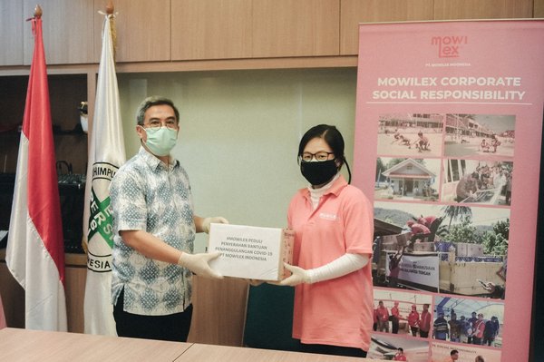 Anna Yesito Wibowo, Chief Marketing Officer of PT Mowilex Indonesia, donated medical standard Personal Protective Equipment to dr. Rachmat Mulyana M, Sp.Rad, Vice Secretary General of PERSI (Indonesian Hospital Association) Anna Yesito Wibowo, Chief Marketing Officer of PT Mowilex Indonesia, donated medical standard Personal Protective Equipment to dr. Rachmat Mulyana M, Sp.Rad, Vice Secretary General of PERSI (Indonesian Hospital Association)