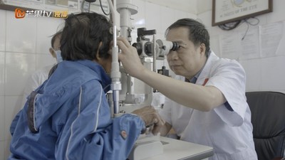 Dr. Zeng Siming is examining for local residents of Cambodia
