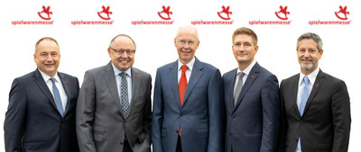 At the end of June 2021, Ernst Kick (2nd from left) and Dr. Hans-Juergen Richter (3rd from left) will hand the executive reins of Spielwarenmesse eG to a three-strong team recruited from the cooperative’s own ranks (from left): Jens Pflüger, Florian Hess and Christian Ulrich.