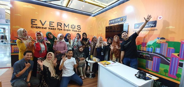 Mona Apriana (fifth from right), a housewife and one of the reseller at Evermos. Mona Apriana (fifth from right), a housewife and one of the reseller at Evermos.