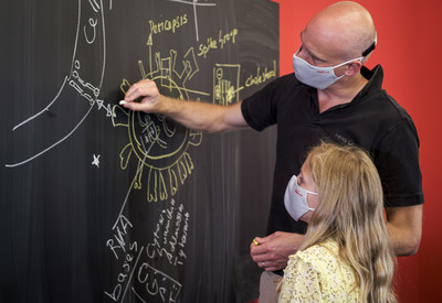 HeiQ co-founder and group CEO Carlo Centonze explains the mechanism of HeiQ Viroblock to his daughter. (Photo from HeiQ) HeiQ co-founder and group CEO Carlo Centonze explains the mechanism of HeiQ Viroblock to his daughter. (Photo from HeiQ)