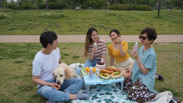 Customers in Korea enjoy Vinamilk soymilk and milk tea Customers in Korea enjoy Vinamilk soymilk and milk tea
