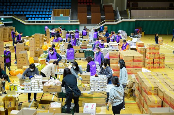 Volunteers sort aid packages made with donations for delivery to the city's underprivileged citizens, in this file photo provided by the Suncheon City Hall. (PHOTO NOT FOR SALE) Volunteers sort aid packages made with donations for delivery to the city's underprivileged citizens, in this file photo provided by the Suncheon City Hall. (PHOTO NOT FOR SALE)