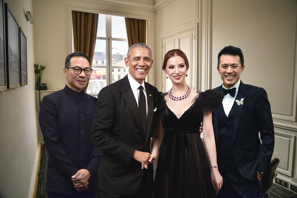From Left (Mr. Terence Loh, President Barack Obama, Ms. Evangeline Shen, Mr. Nelson Loh.)
