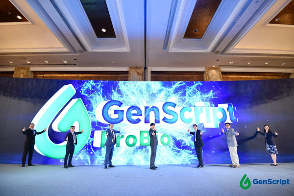 The GenScript ProBio core management team lit up the logo of ProBio The GenScript ProBio core management team lit up the logo of ProBio