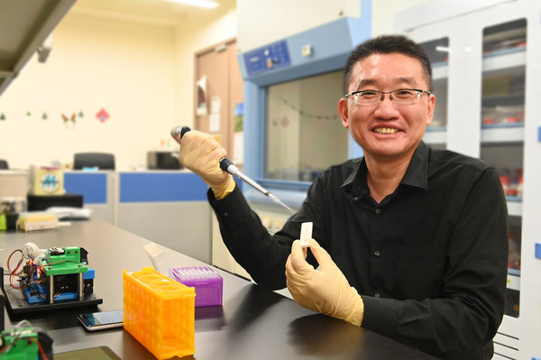 Professor Cheng Chao-Min of the Institute of Biomedical Engineering demonstrating the use of the covid-19 rapid test kit developed by his research team. Professor Cheng Chao-Min of the Institute of Biomedical Engineering demonstrating the use of the covid-19 rapid test kit developed by his research team.