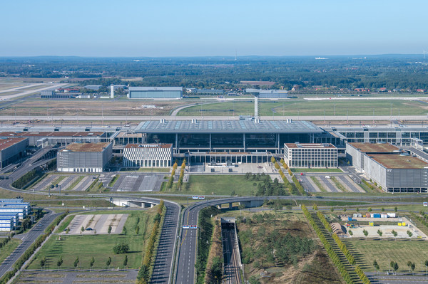 Aerial view, Berlin Brandenburg Airport The photo may be used exclusively for editorial purposes. Graphical changes are not permitted, unless for the purpose of extracting the main motif. Usage is free of charge on quoting the reference "Photo: (Günter Wicker)/Berlin Brandenburg Airport" Aerial view, Berlin Brandenburg Airport The photo may be used exclusively for editorial purposes. Graphical changes are not permitted, unless for the purpose of extracting the main motif. Usage is free of charge on quoting the reference "Photo: (Günter Wicker)/Berlin Brandenburg Airport"