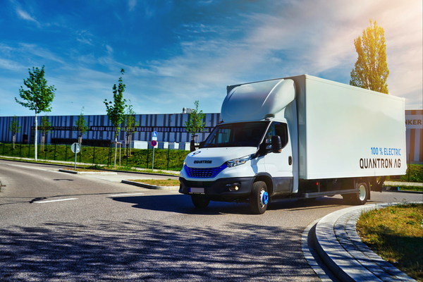 Quantron AG uses the technology of AE Driven Solutions GmbH (AEDS) to implement hydrogen drive solutions for vans from 3.49 tonnes upwards – initially for platform and box body vehicles based on the IVECO Daily, such as the Quantron Q-LIH2. Quantron AG uses the technology of AE Driven Solutions GmbH (AEDS) to implement hydrogen drive solutions for vans from 3.49 tonnes upwards – initially for platform and box body vehicles based on the IVECO Daily, such as the Quantron Q-LIH2.